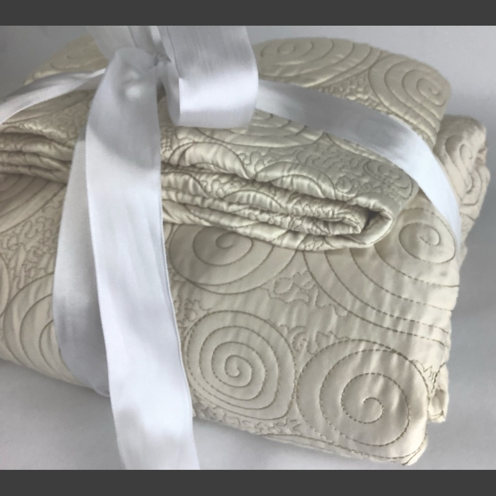 Nicole Miller Home Full Size Covlerlet & Shams